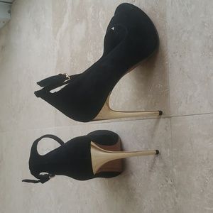 BCBGMaxZria Black & Gold Shoe Size 9